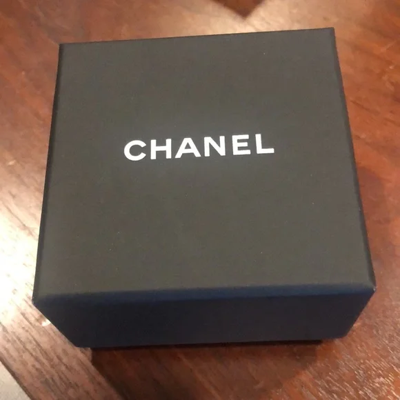 CHANEL Golden Ring - Picture 8 of 9